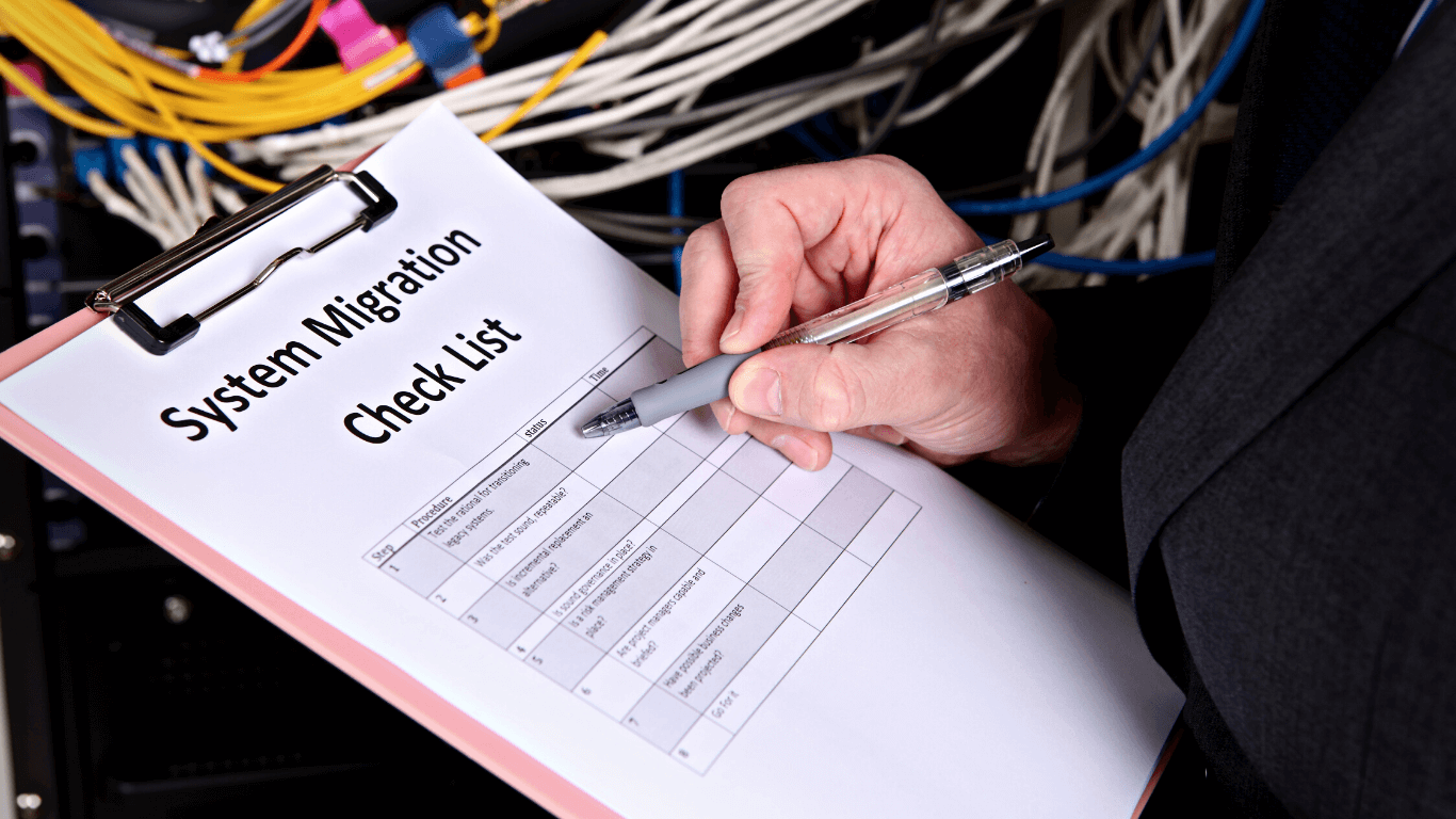 Homem preenchendo o checklist de migração