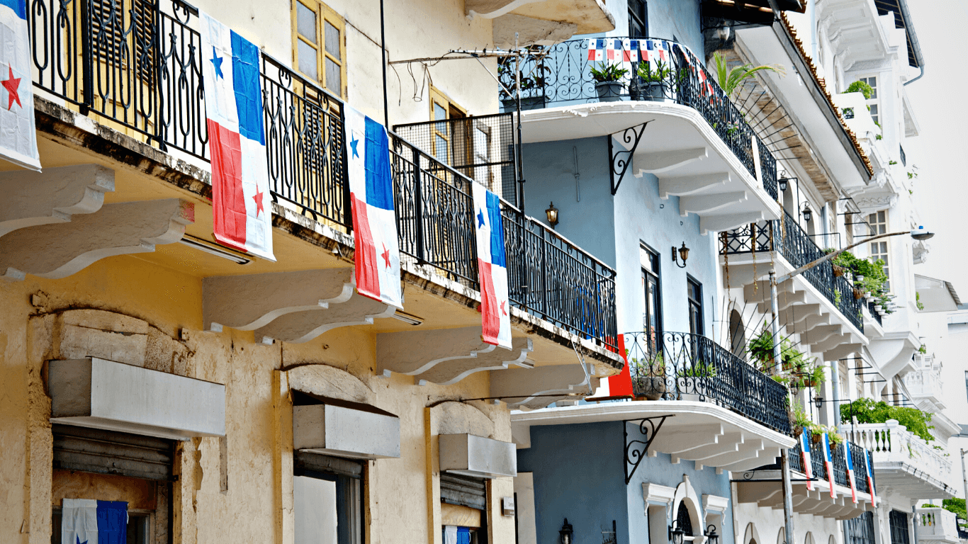 Rua com varandas com várias bandeiras do Panamá