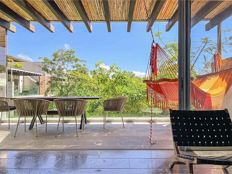 Cadeira em frente a piscinaDescrição gerada automaticamente