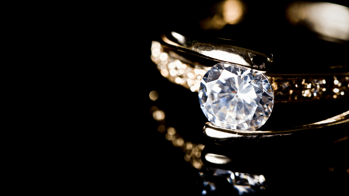 Anel com diamantes