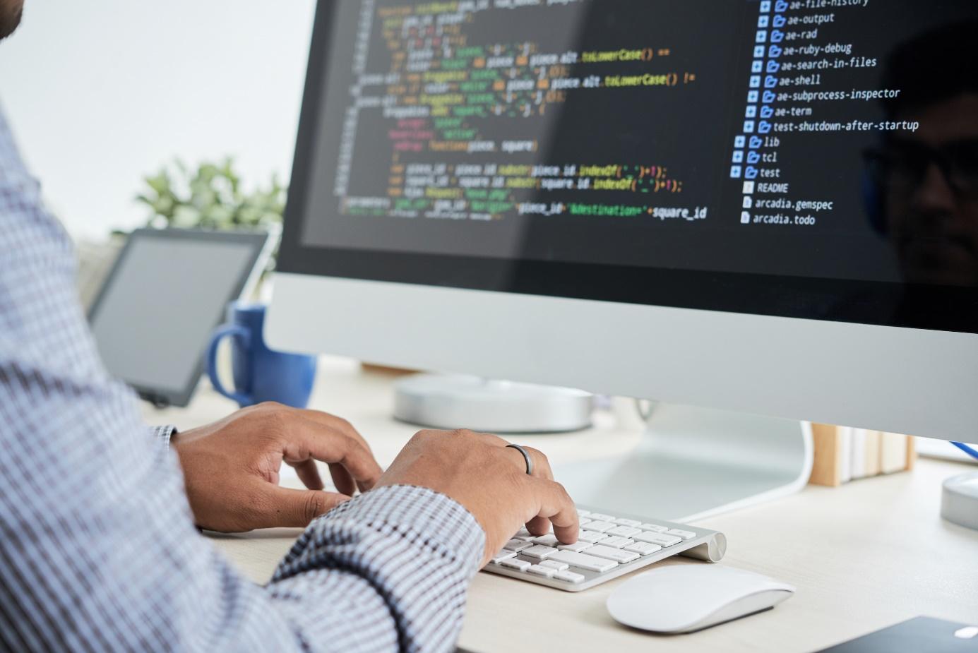 Ein Bild, das Text, Person, Computer, Im Haus enthält.Automatisch generierte Beschreibung