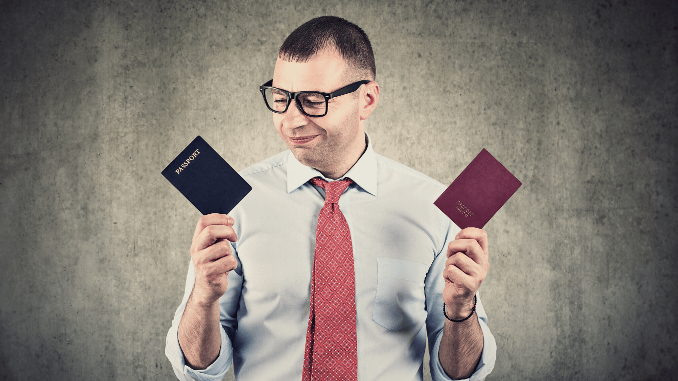 homem com dois passaportes diferentes na mão