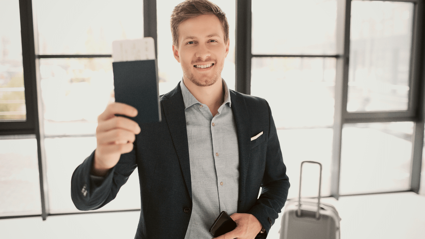 homem empresário com passaporte e passagem na mão