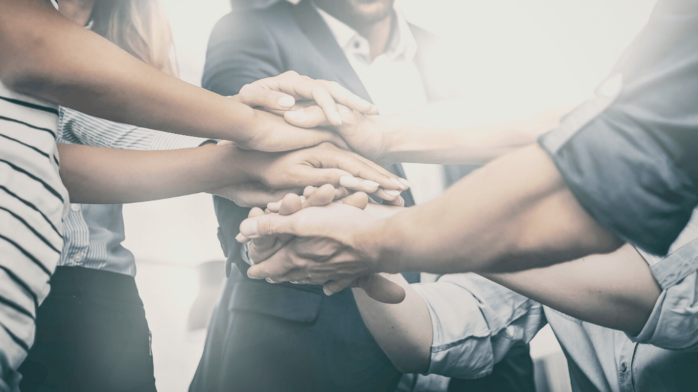 Pessoas com as mãos juntas