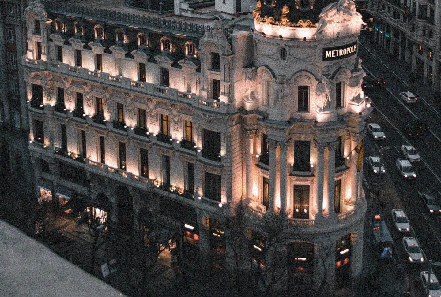 Edifício amarelo e bege na Espanha