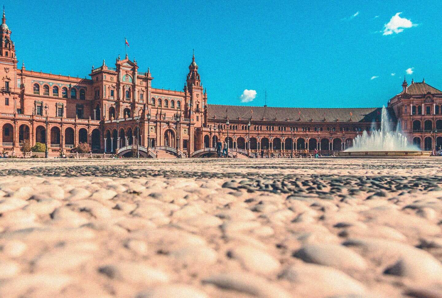 Castelo marrom e fonte