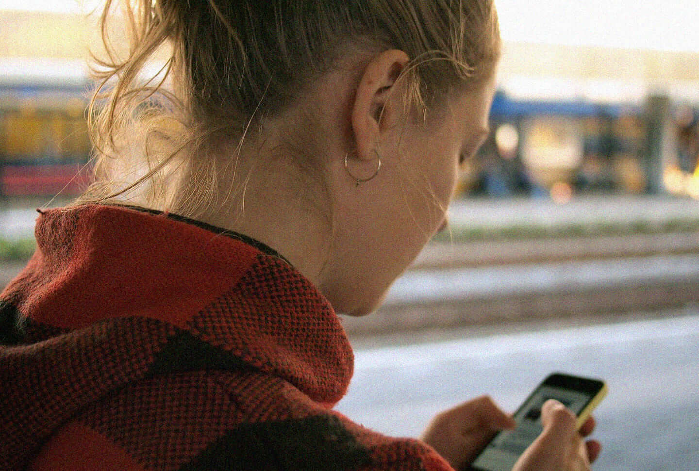 adolescente no celular