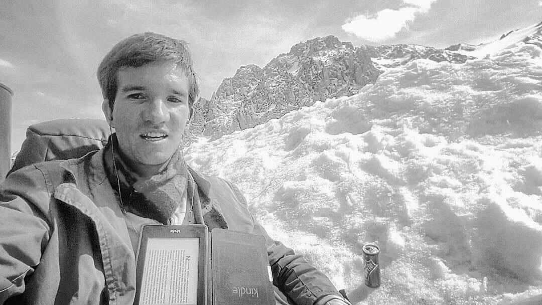 2016 – Kazakhstan – Christoph entspannt im Schnee auf 3200m mit einem guten Buch