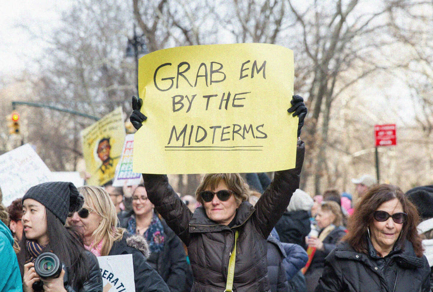 mulher com cartaz em manifestação