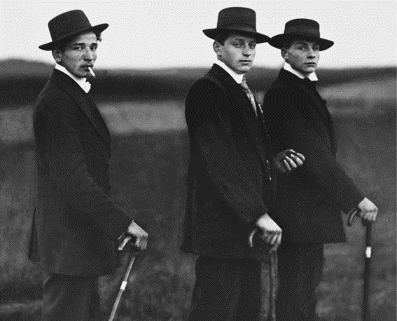 Fotografia por August Sander, Three young peasants, 1914