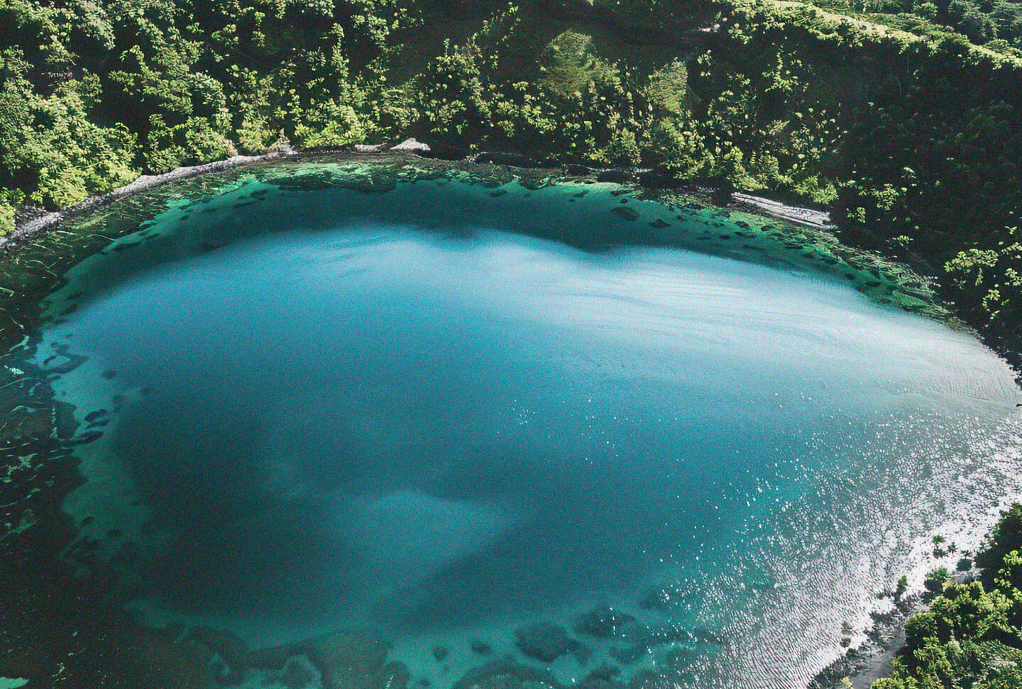 Lago em cratera vulcânica
