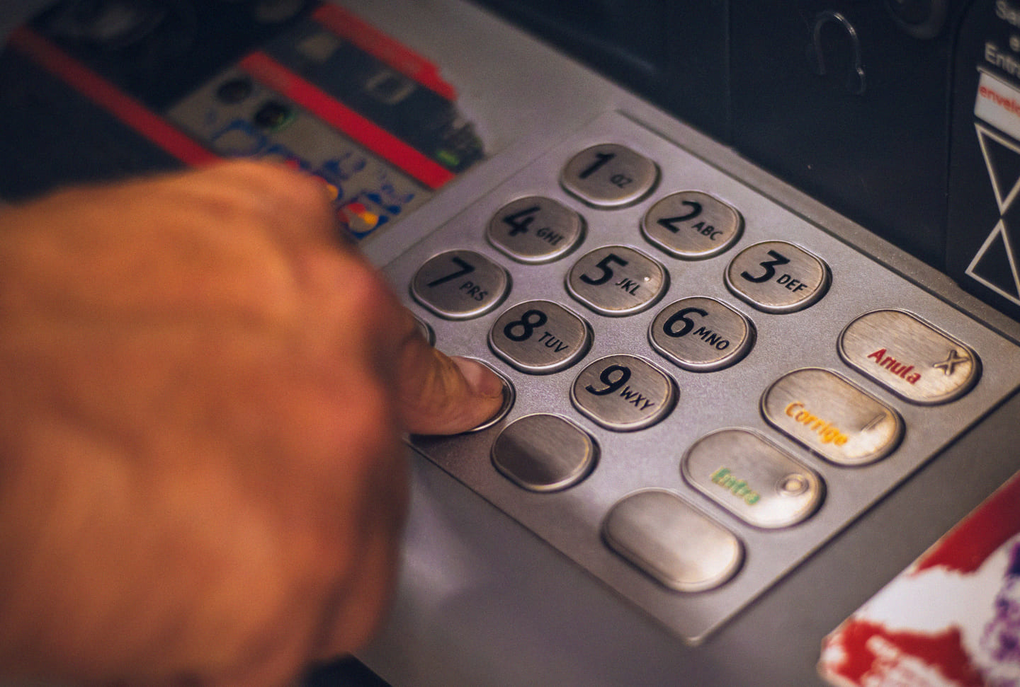 Pessoa utilizando uma ATM