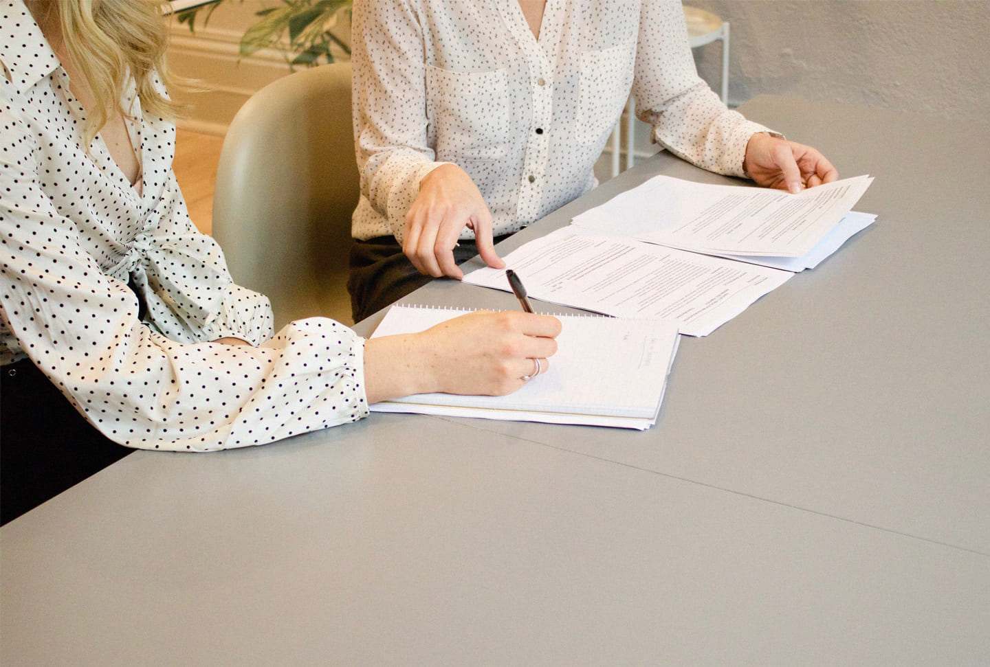 Duas sócias trabalhando com documentos