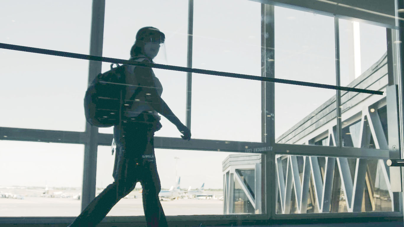 Imagem de uma mulher andando no aeroporto