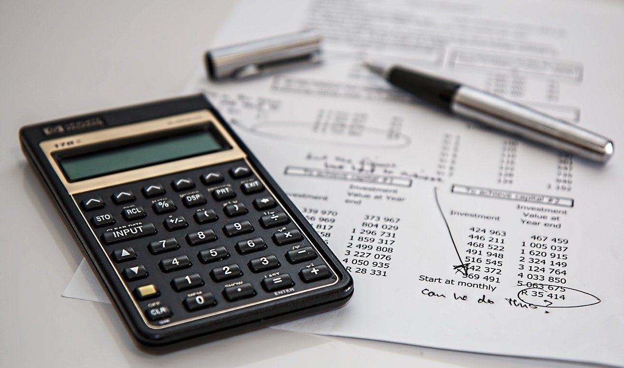 Imagem de documentos fiscais e uma calculadora