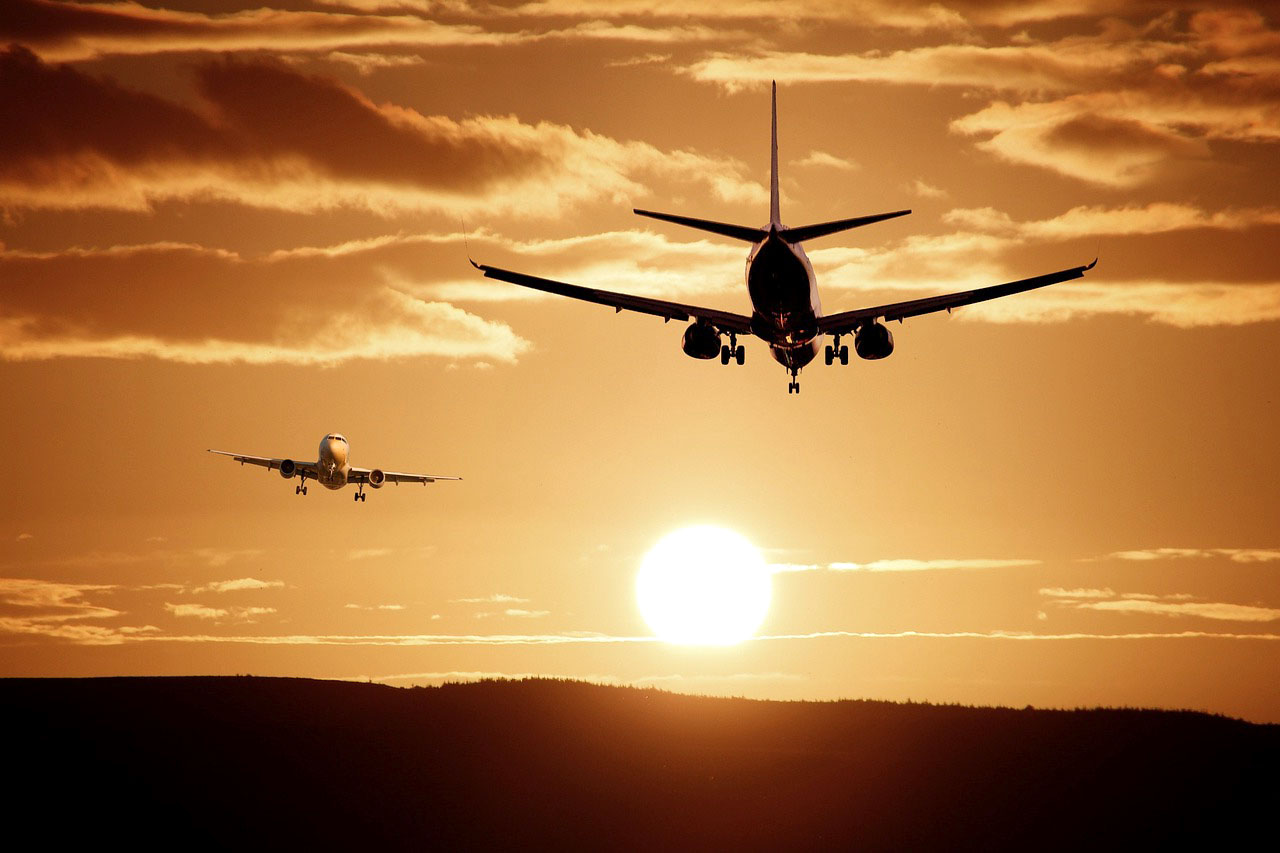 Imagem de um pôr do sol em um aeroporto