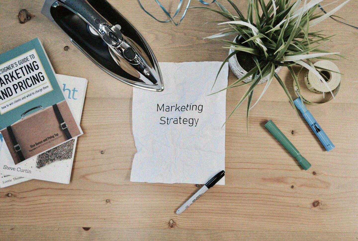 papel de impressão branco com texto de Estratégia de Marketing