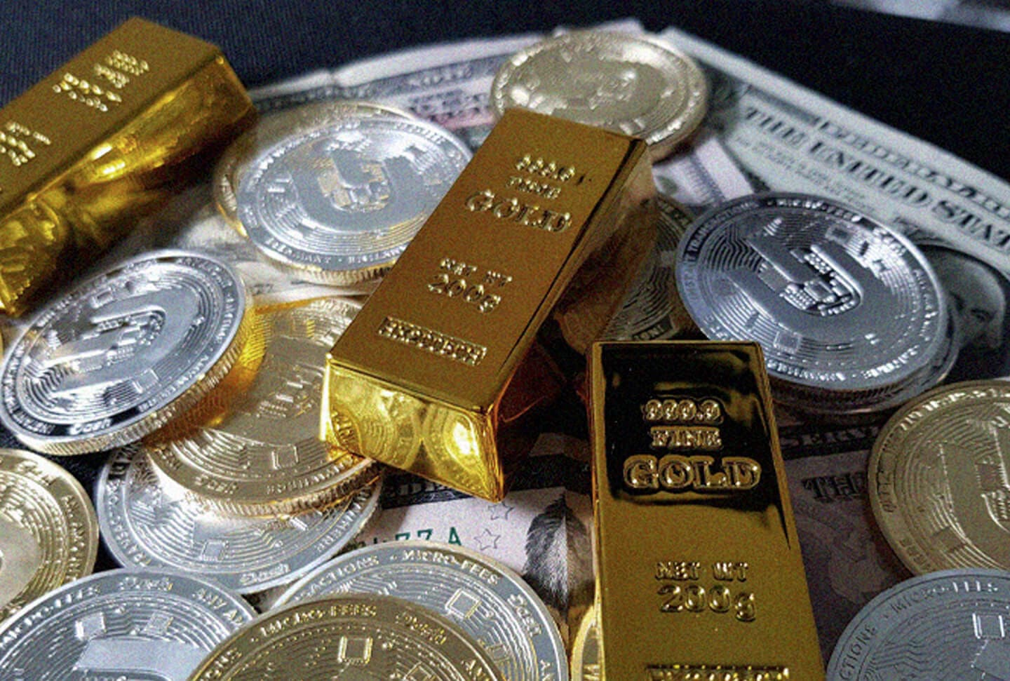 Ouro, prata e cédulas de dinheiro