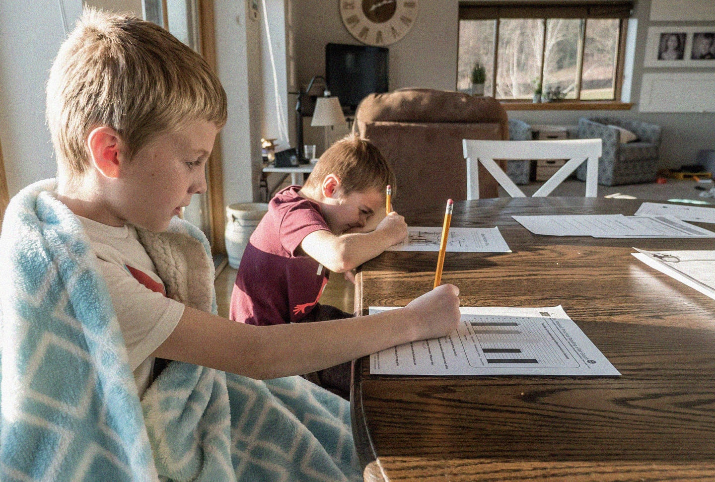 Dois meninos estudando em casa