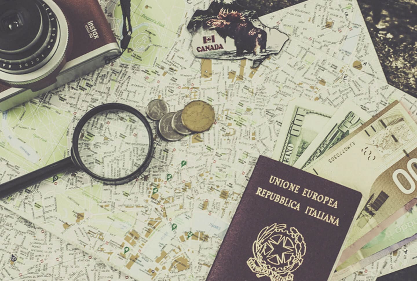 itens de viagem sobre a mesa