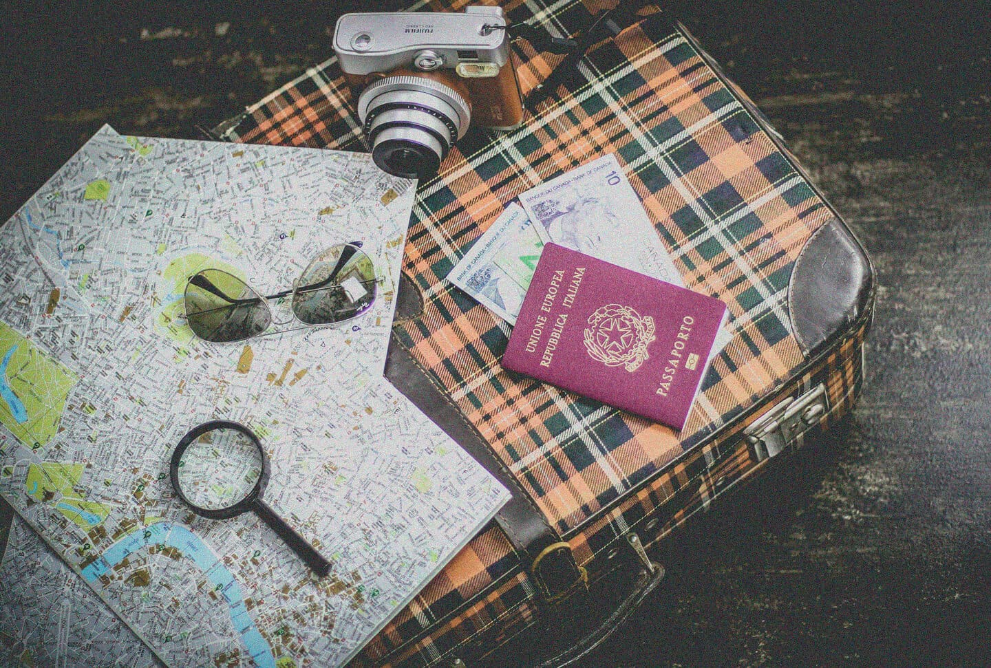bagagem, mapa, passaporte e outros itens para viajar