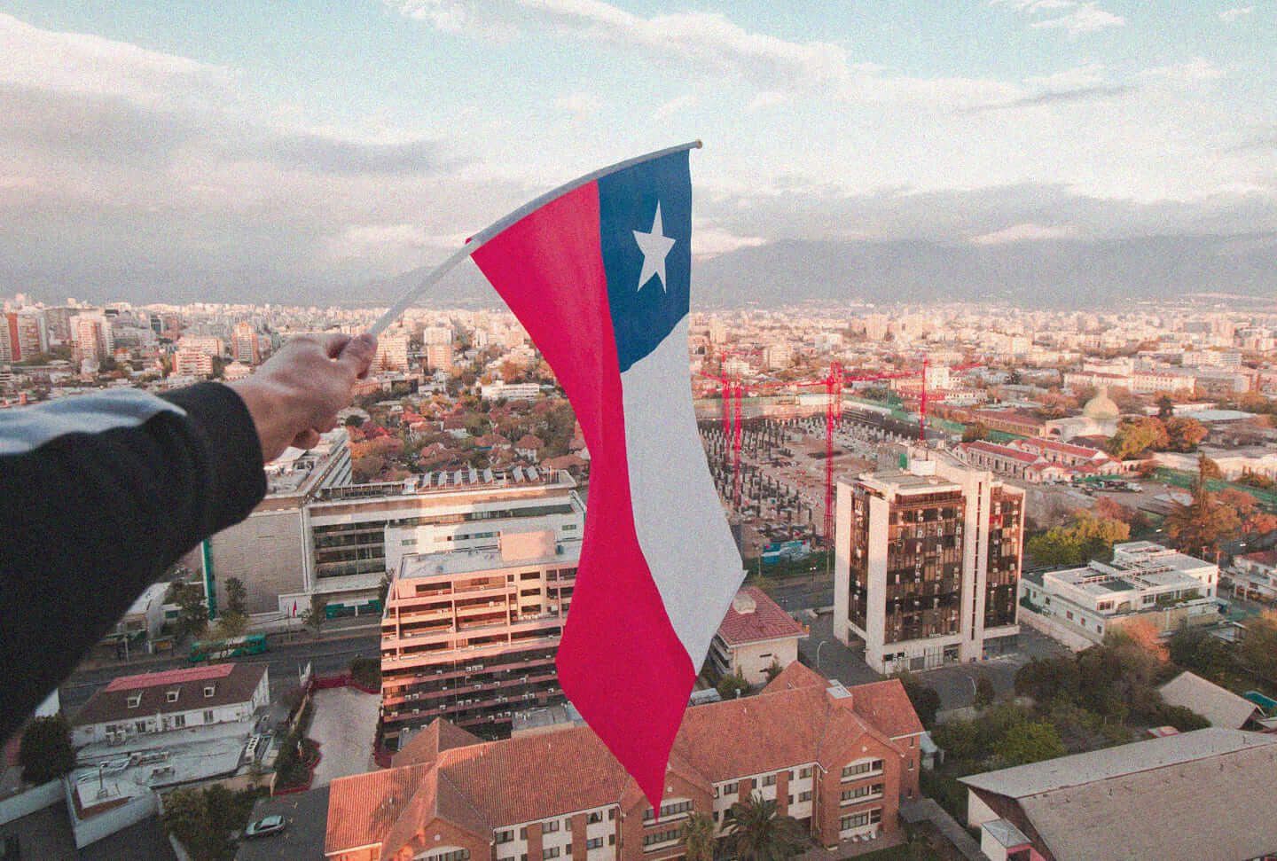 pessoa segurando a bandeira do Chile