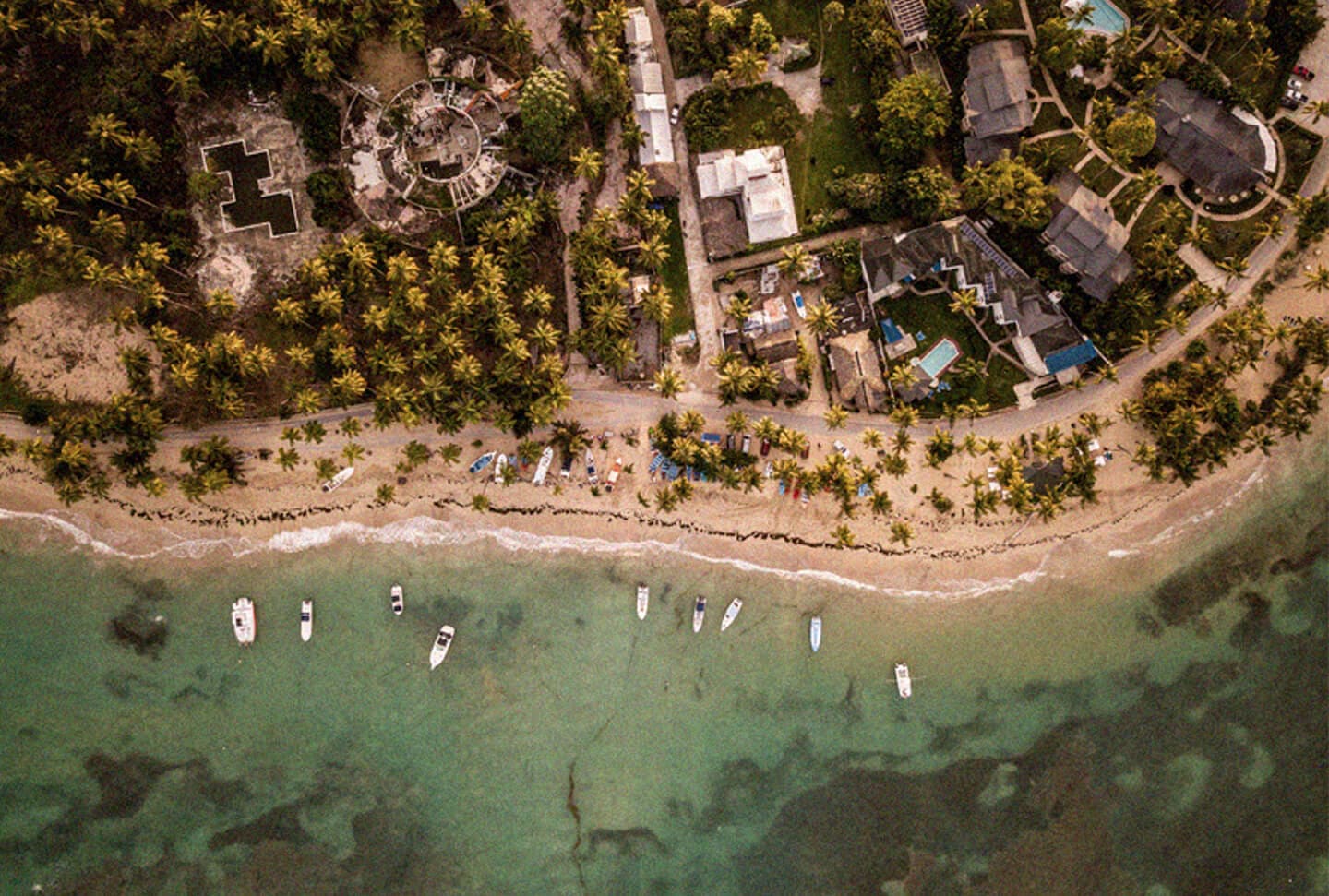 Vista aérea de costa com barcos e residências