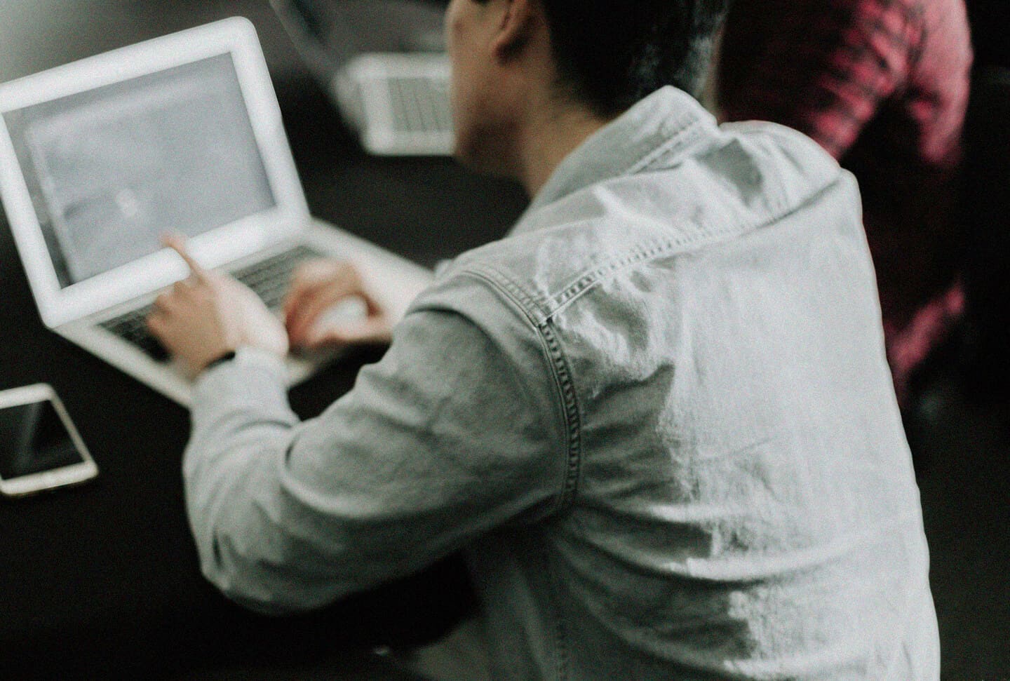 Homem trabalhando com notebook