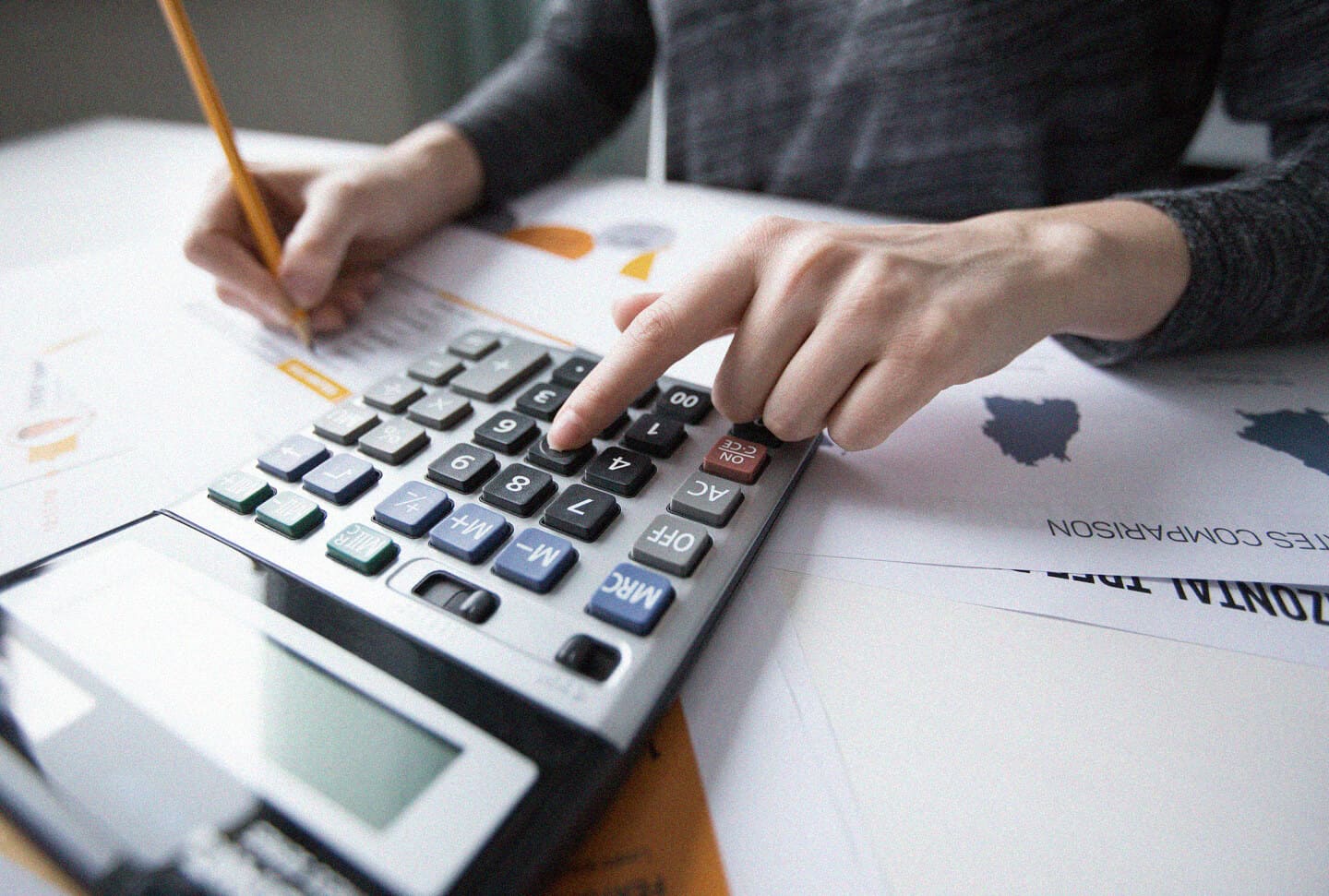 Pessoa usando calculadora