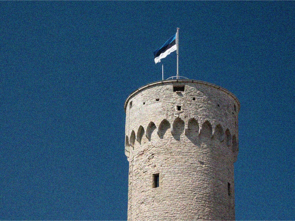 Torre com bandeira da Estônia