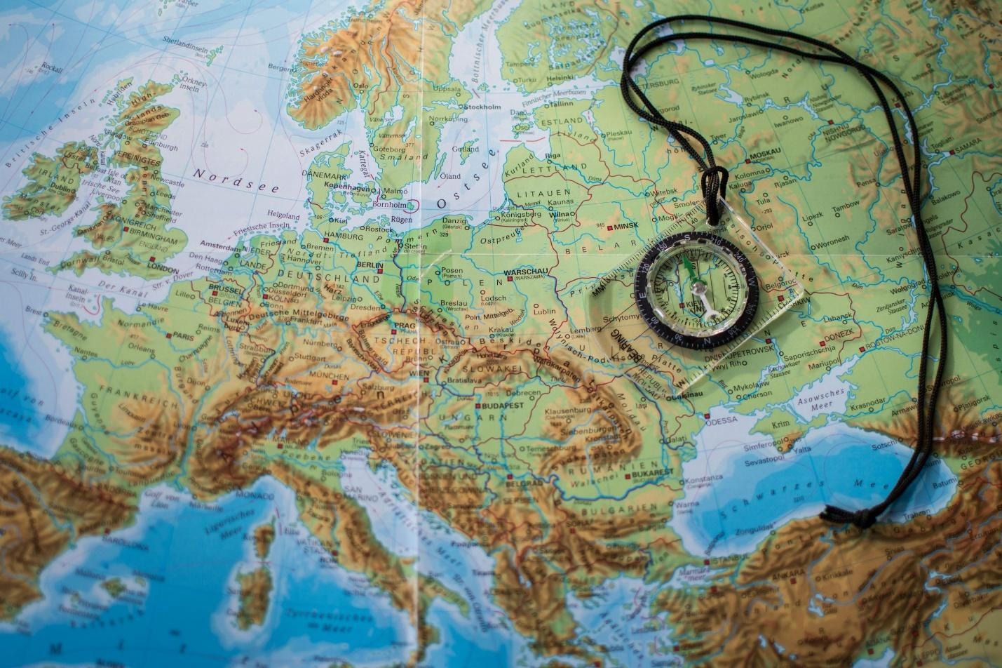 relógio de bolso preto e prateado no mapa