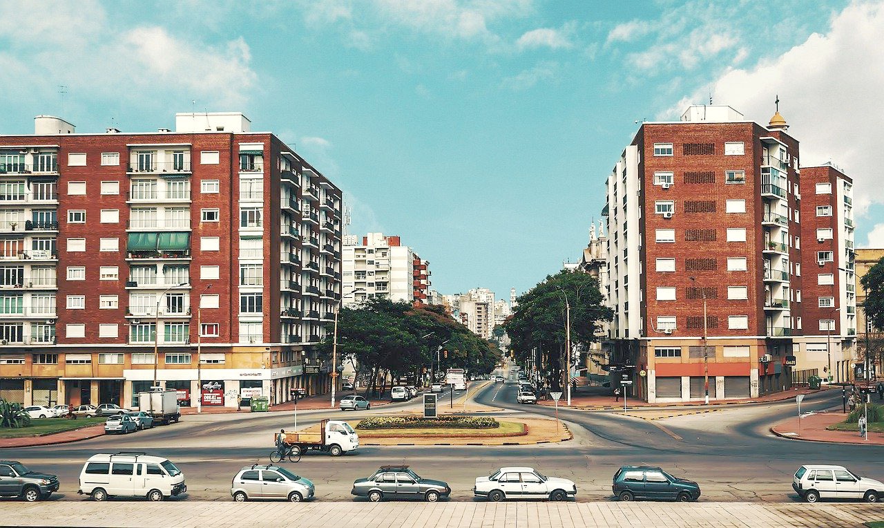Imagem de prédios residenciais em Montevidéu, Uruguai