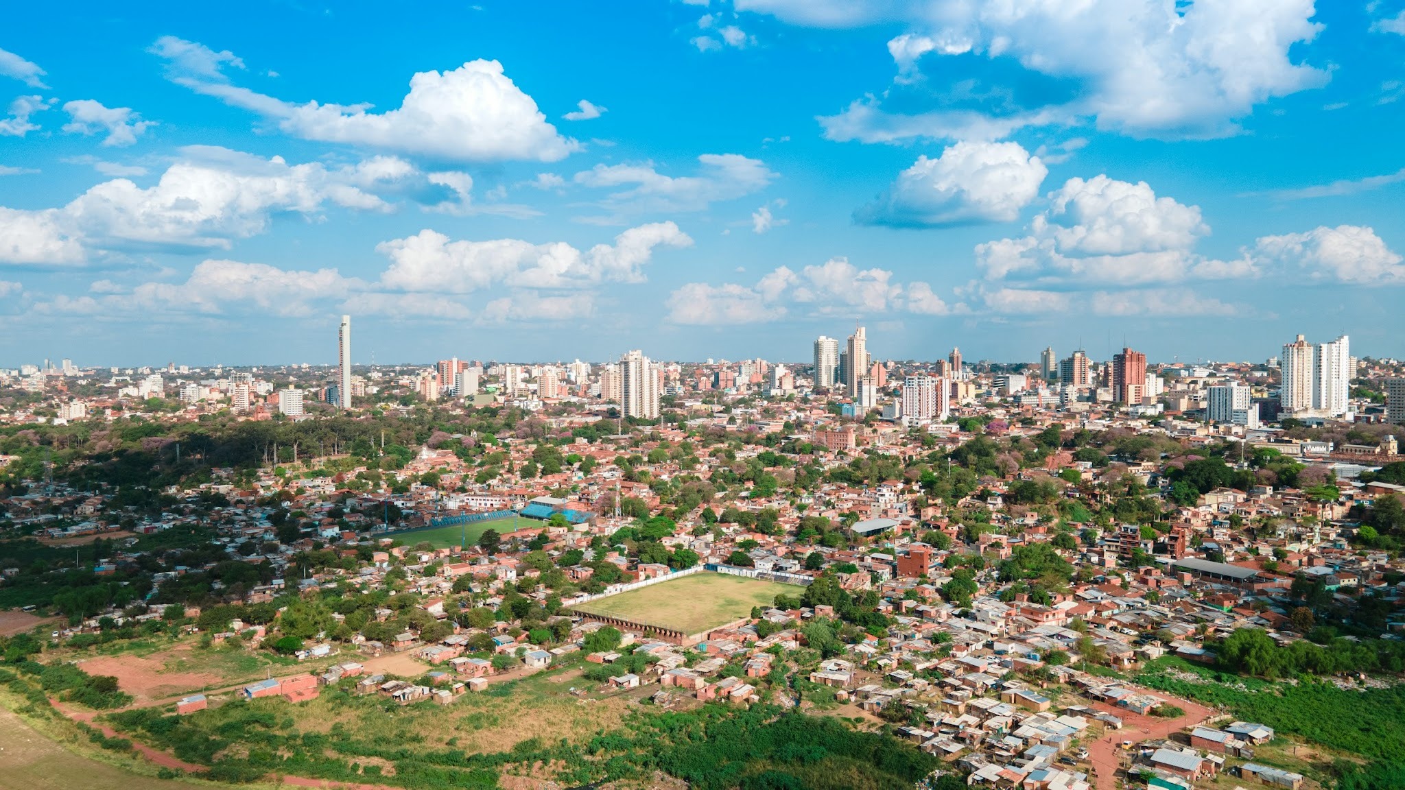 uma vista de uma cidade a partir de uma vista panorâmica