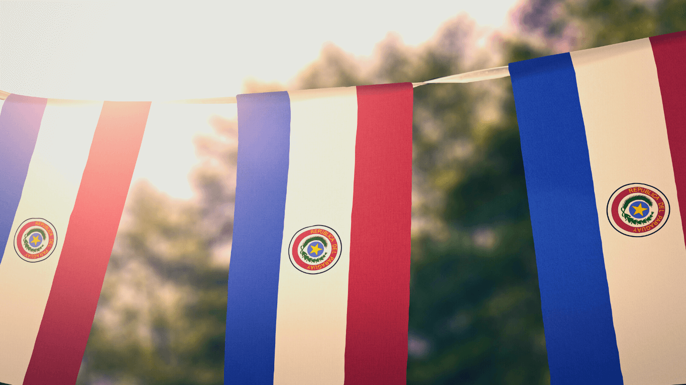 Varal com bandeiras do Paraguai penduradas