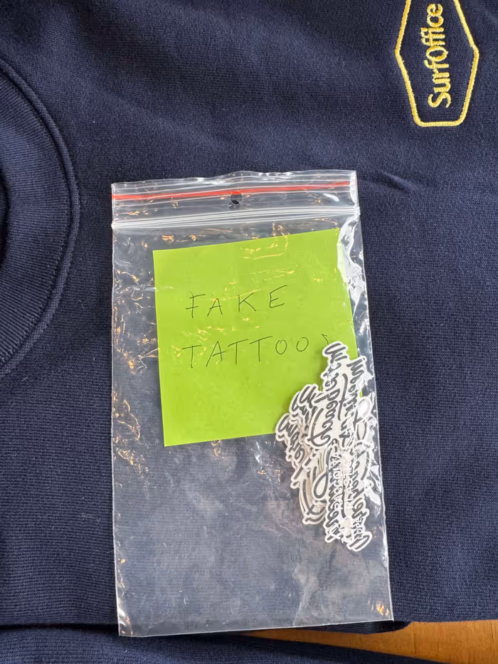 Sacchetto di plastica trasparente con un post-it verde con la scritta 