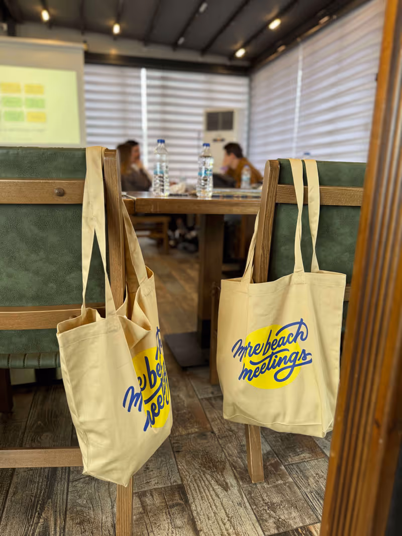 Due borse beige con i loghi blu e gialli 