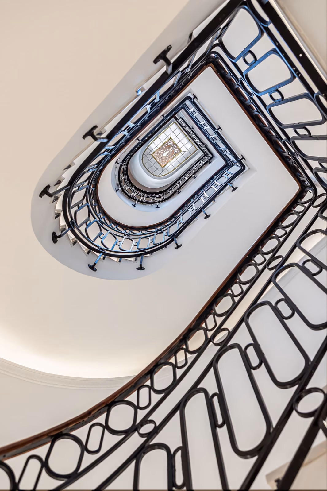 Escalera original con vidriera del Palacete de Azpiroz, Españoleto 28. Primework Madrid