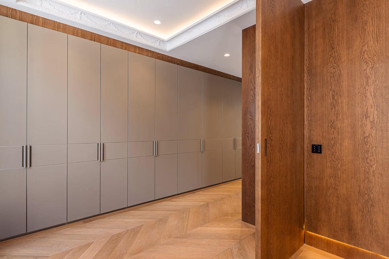 Vestidor a medida en el Palacete de Azpiroz, Españoleto 28. Oficinas de lujo Primework