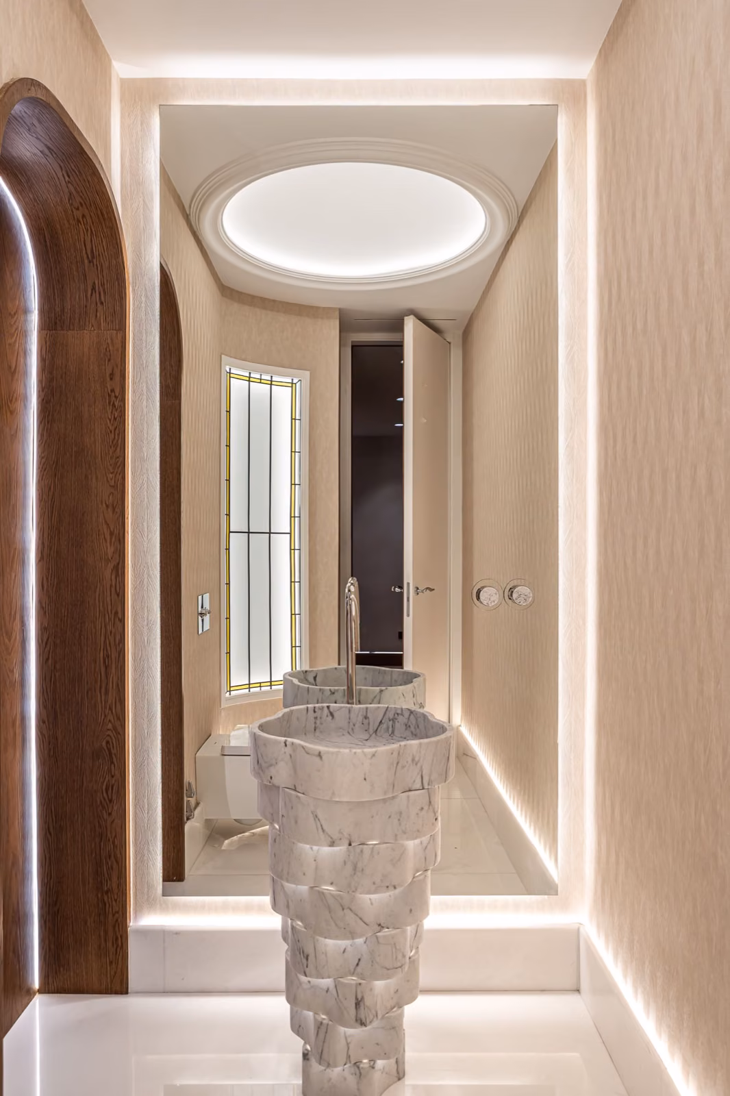 Aseo con lavabo escultural de mármol en el Palacete de Azpiroz, Españoleto 28. Primework