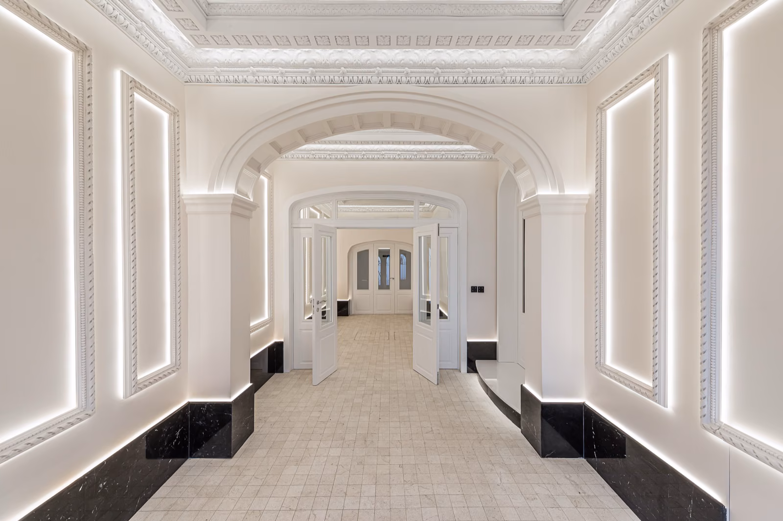 Vestíbulo restaurado del Palacete de Azpiroz, Españoleto 28. Oficinas de lujo Primework