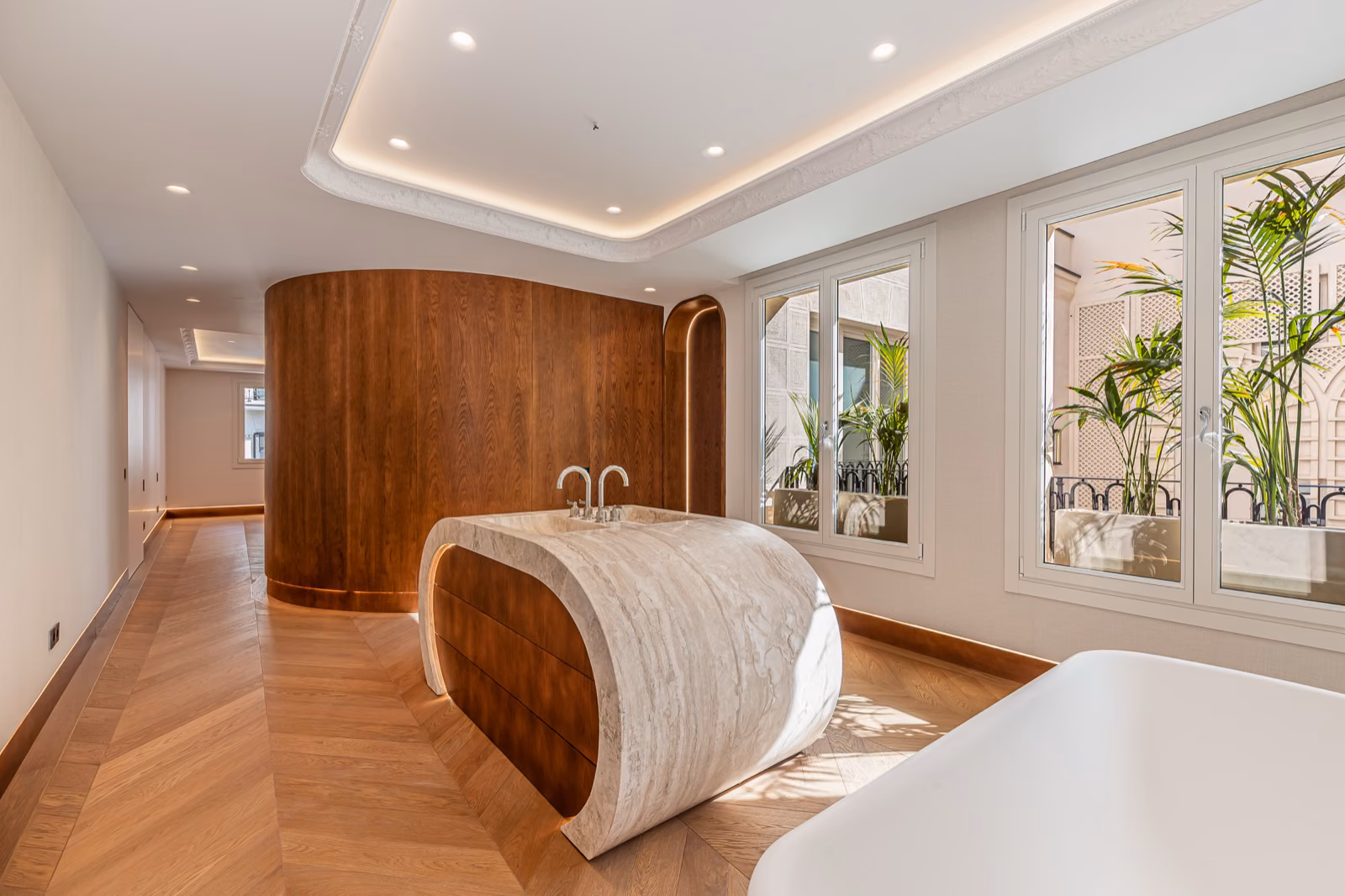 Baño de la suite con mueble de travertino en el Palacete de Azpiroz, Españoleto 28. Primework