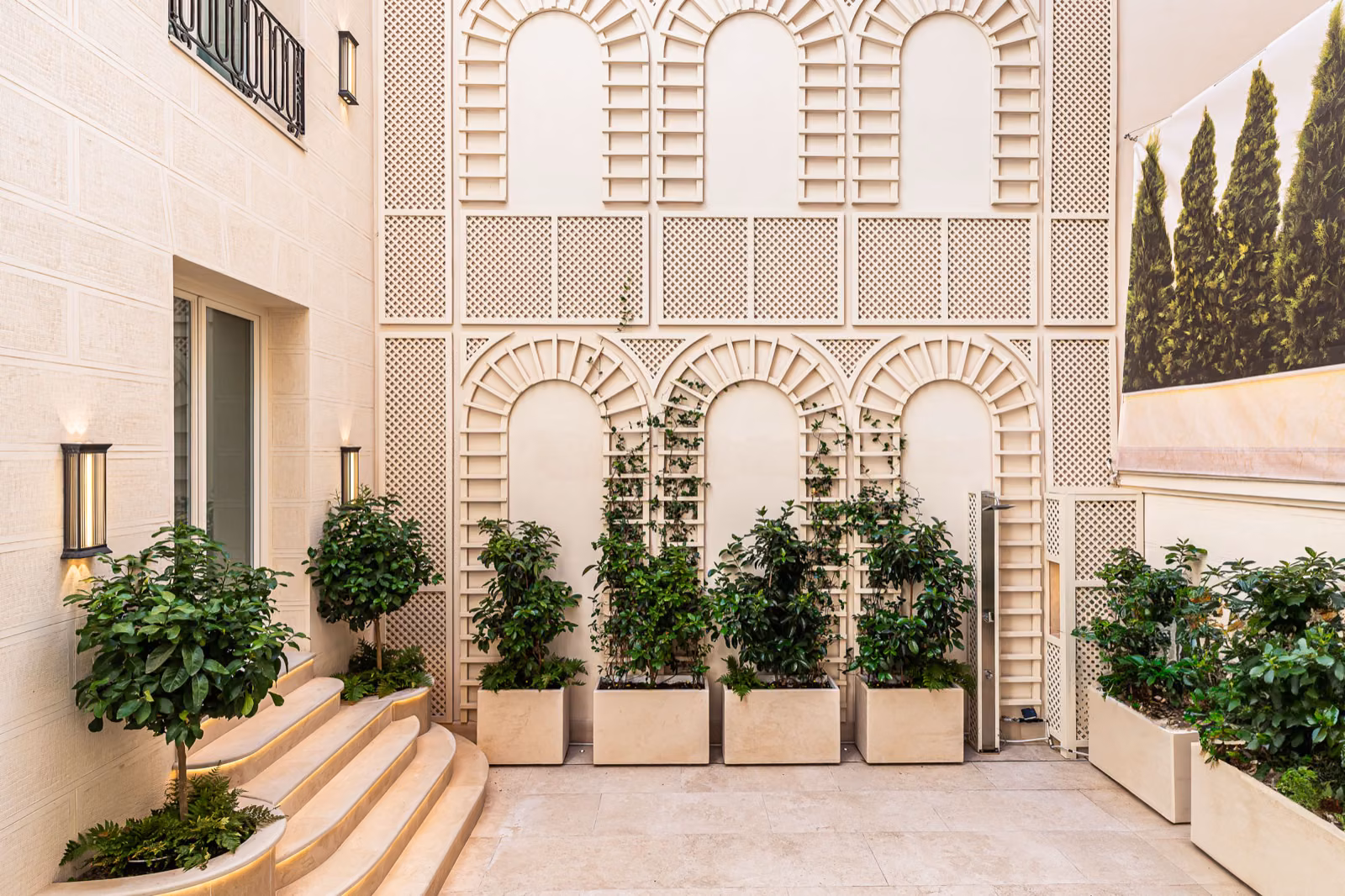 Patio con celosías y jardinería del Palacete de Azpiroz, Españoleto 28. Primework Madrid