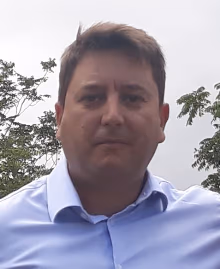 Headshot of Oscar Quintas