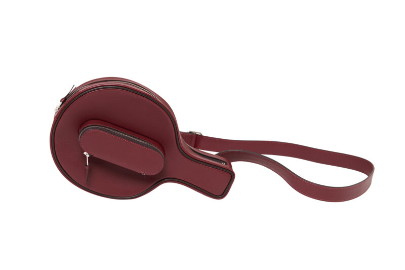 Housse-pour-raquettes-de-ping-pong-en-veau-Cherie-Collection-AH26-Hermes-©-Studio-des-fleurs-800x533.jpg (800×533)