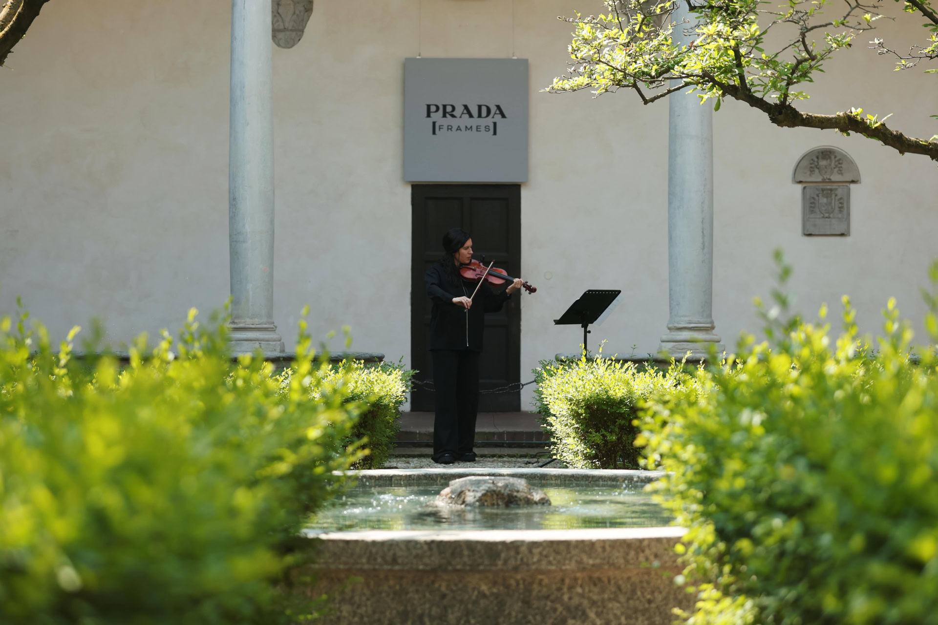 Laura-Masotto_Prada-Frames_day-1_Images-As-Mediators_03.jpg (1920×1280)