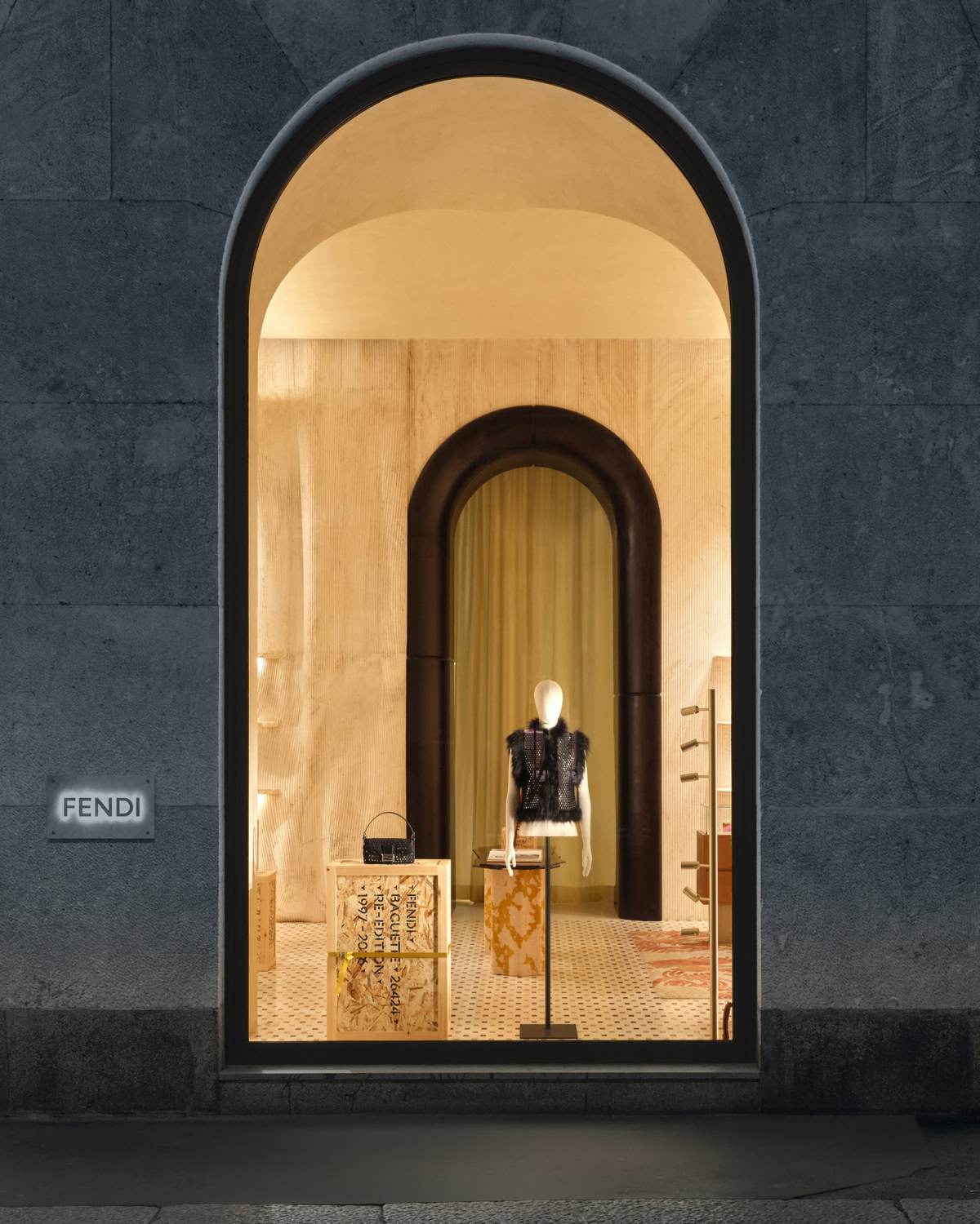 11_FENDI-Baguette-26424-Re-Edition-Palazzo-FENDI-Milano.jpg (1200×1500)