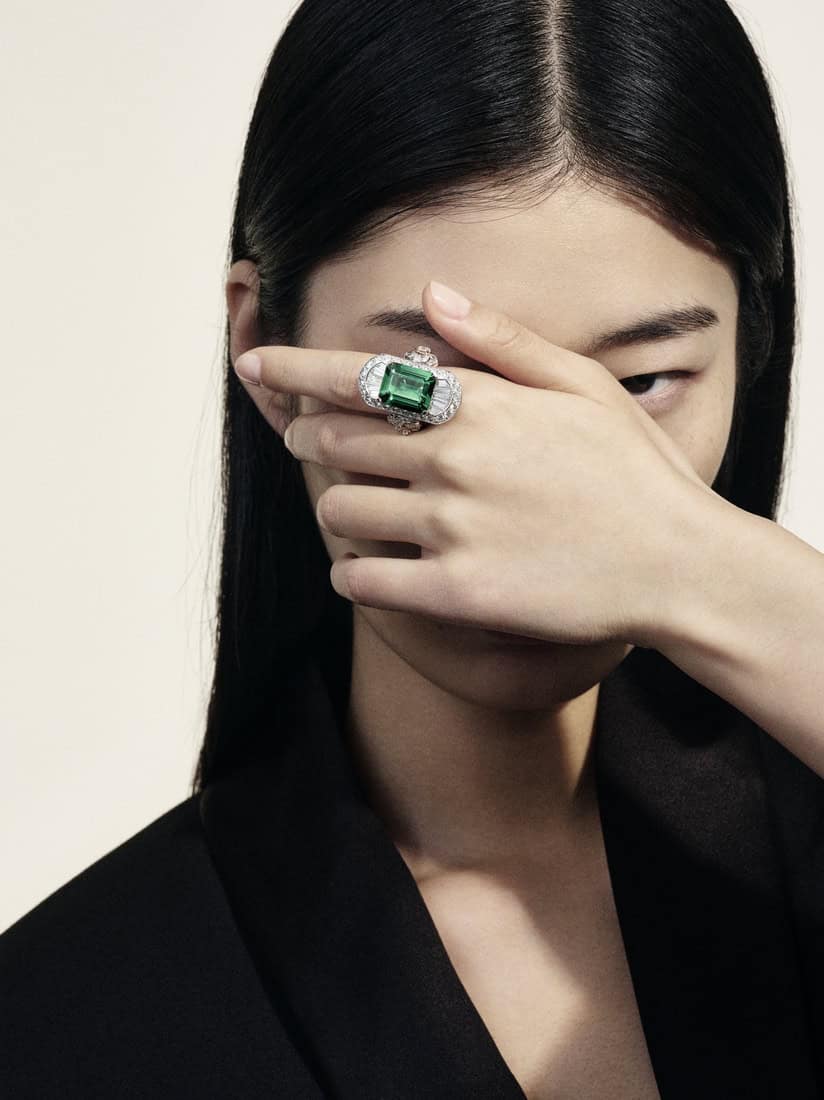 CHANEL-HAUTE-JOAILLERIE_SIGNES-SYMBOLES_IMPRIME-EMERAUDE-RING_CMYK_FOR-PRINT.jpg (824×1100)