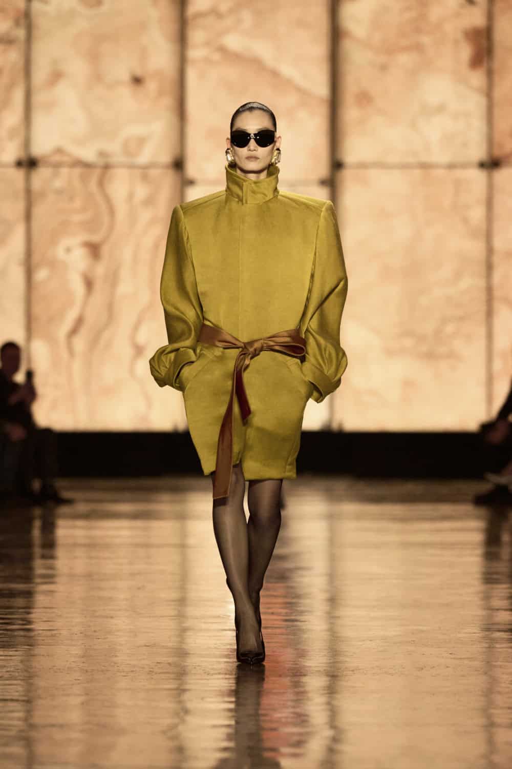 SAINT-LAURENT_FASHION_SHOW_WOMAN_WINTER25_RUNWAY_07_HR.jpg (1000×1500)