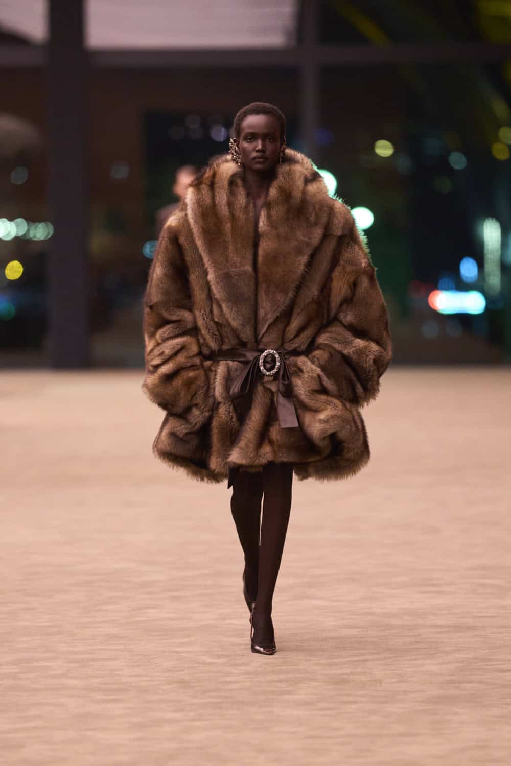 SAINT-LAURENT_FASHION_SHOW_WOMAN_WINTER26_RUNWAY_16_HR.jpg (1000×1500)