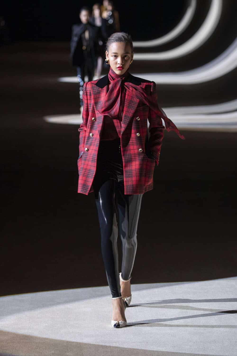 SAINT_LAURENT_WINTER20_RUNWAY_01_HR.jpg (1000×1500)